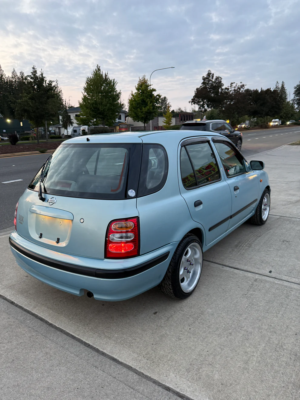 2000 Nissan March BOX - Image 4